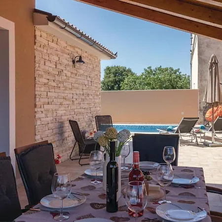 2 Bedroom Lovely In * Pula