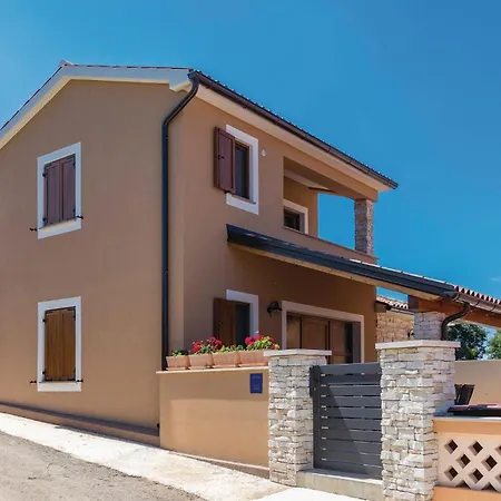 2 Bedroom Lovely In Ferienhaus Pula