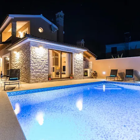 2 Bedroom Lovely In Prázdninový dům Pula