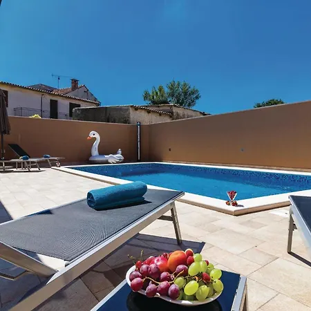 Gorgeous Home In Pula Pula
