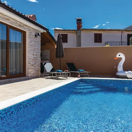 2 Bedroom Lovely In Prázdninový dům Pula