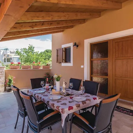 Сasa de vacaciones 2 Bedroom Lovely In