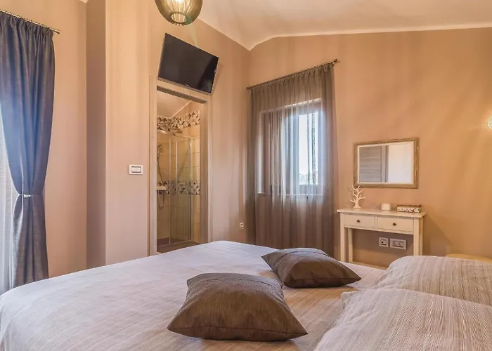 Vikendica 2 Bedroom Lovely In *